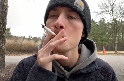 Лечение зависимости от табакокурения в Чаплыгино Мужчина с сигаретой делает затяжку