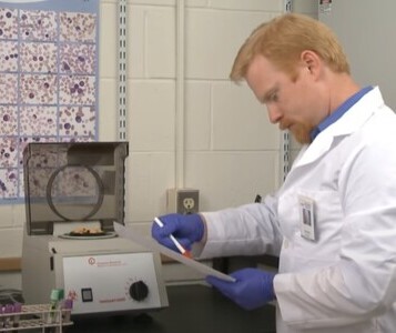 Клиника лечения наркозависимости в Чаплыгино Врач в кабинете клиники