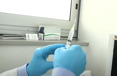 Проведение кодирования Вивитролом в Чаплыгино Шприц с Вивитролом в руках у врача